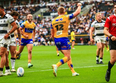Leeds Rhinos takımından James McDonnell, 30 Ağustos 2025 'te MKM Stadyumu' nda oynanan 24. Betfred Süper Lig karşılaşmasında denemesini kutluyor.