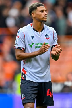 Bolton Wanderers takımından Mason Burstow, 30 Ağustos 2025 'te Bloomfield Road, Blackpool' da oynanan Blackpool-Bolton Wanderers maçında gezgin taraftarları kabul etti.