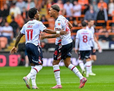 Bolton Wanderers 'dan Mason Burstow Bolton' u Bolton Wanderers takımından Thierry Gale ile 30 Ağustos 2025 'te Bloomfield Road, Blackpool' da oynanan Blackpool-Bolton Wanderers maçında eşit şartlarda kutluyor.