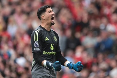 Manchester United takımından Altay Bayndr, Manchester United 'ın 30 Ağustos 2025 tarihinde Old Trafford, Manchester, İngiltere' de oynadığı Premier League maçında Bryan Mbeumo 'nun 2-1' lik galibiyetini kutluyor.