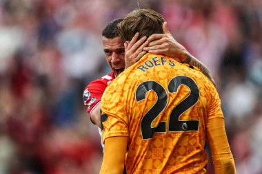 Sunderland 'dan GranitXhaka ve Sunderland' dan Robin Roefs, 30 Ağustos 2025 'te İngiltere' nin Sunderland-Brentford Stadyumu 'nda oynanan Premier League karşılaşmasında zaferi kutladılar.