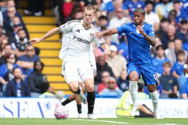 Fulham 'dan Joachim Andersen ve Chelsea' den Andrey Santos Premier Lig karşılaşmasında Chelsea Fulham 'a karşı Stamford Bridge, Londra, Birleşik Krallık, 30 Ağustos 2025