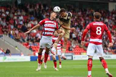 Rotherham United takımından Shaun McWilliams 30 Ağustos 2025 'te Eco-Power Stadyumu' nda oynanan Gök İddia Ligi 1 karşılaşmasında Doncaster Rovers 'a karşı Rotherham United' ın önünde bir viraj aldı.