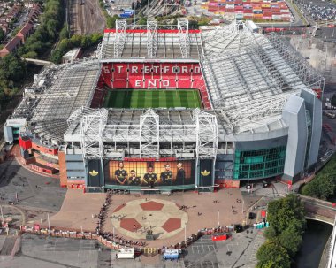 Old Trafford 'un havadan görünüşü. Old Trafford 74,310 kapasiteyle, 30 Ağustos 2025 tarihinde Old Trafford, Manchester, İngiltere 'de oynanan Premier League maçında İngiltere' deki en büyük Premier League stadyumudur.