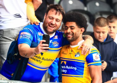 Leeds Rhinos takımından Kallum Watkins, 30 Ağustos 2025 'te MKM Stadyumu' nda oynanan 24. Betfred Süper Lig karşılaşmasında taraftarlarıyla fotoğraf çektirdi.