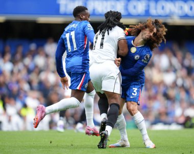 Fulham 'dan Adama Traor, Chelsea - Fulham Premier Lig maçı sırasında 30 Ağustos 2025' te Stamford Bridge, Londra 'da Marc Cucurella ile çarpıştı.