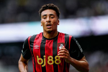 * * * EDITORS NOTE - grafik içeriği * * AFC Bournemouth 'dan James Hill Premier League maçı sırasında Tottenham Hotspur' a karşı Bournemouth Tottenham Hotspur Stadyumu, Londra, 30 Ağustos 2025