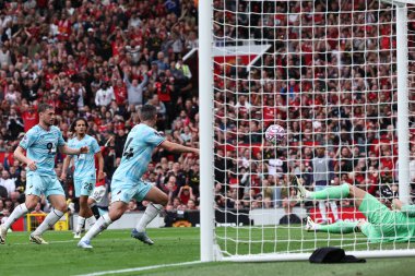 Manchester United takımının Casemiro 'su 30 Ağustos 2025' te Old Trafford, Manchester, İngiltere 'de oynanan Premier League maçında topu Burnley' e karşı 1-0 United 'a attı.