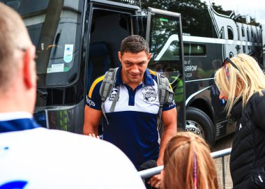 Ryan Hall of Leeds Rhinos, 30 Ağustos 2025 'te İngiltere' nin Hull kentindeki MKM Stadyumu 'nda oynanan 24. Betfred Süper Lig karşılaşmasında taraftarları karşıladı.