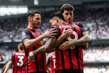 AFC Bournemouth takımından Evanlison, 30 Ağustos 2025 'te Tottenham Hotnemouth' a karşı oynanan Premier Lig maçında takım arkadaşlarıyla yaptığı maçı 0-1 kazanarak kutluyor.