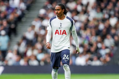 Tottenham Hotspur 'dan Djed Spence, Premier Lig maçında Tottenham Hotspur' a karşı Bournemouth Tottenham Hotspur Stadyumu, Londra, İngiltere, 30 Ağustos 2025