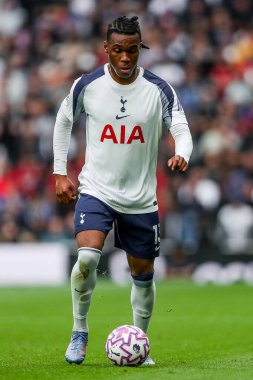 Tottenham Hotspur 'dan Destiny Udogie, Premier League maçında Tottenham Hotspur' a karşı Bournemouth Tottenham Hotspur Stadyumu 'nda 30 Ağustos 2025' te topla koşuyor.