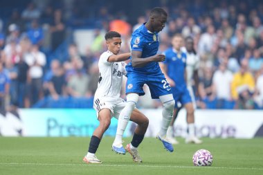 Chelsea 'den Moiss Caicedo, 30 Ağustos 2025' te Stamford Bridge, Londra 'da oynanan Chelsea Fulham maçında Fulham' lı Joshua King 'i durdurdu.