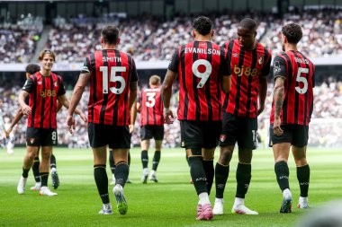 AFC Bournemouth takımından Evanlison, 30 Ağustos 2025 'te Tottenham Hotnemouth' a karşı oynanan Premier Lig maçında takım arkadaşlarıyla yaptığı maçı 0-1 kazanarak kutluyor.