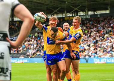 Leeds Rhinos takımından Jake Connor, 30 Ağustos 2025 'te MKM Stadyumu' nda oynanan 24. Betfred Süper Lig karşılaşmasında Hull FC - Leeds Rhinos karşılaşmasını kutluyor.