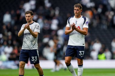 Tottenham Hotspur 'dan Ben Davies ve Micky Van De Ven, 30 Ağustos 2025' te Tottenham Hotnemouth 'a karşı oynanan Premier League maçı sonrasında takımların yenilgiyi kabul ettiler.