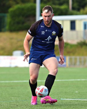 Kuzey Galler Haçlıları 'ndan Lloyd Roby, 31 Ağustos 2025' te İngiltere 'nin Colwyn Körfezi Stadyumu' nda North Wales Crusaders ile Keighley Cougars maçında tekmeliyor.