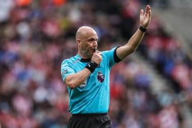 Hakem Anthony Taylor, 30 Ağustos 2025 'te İngiltere' nin Sunderland-Brentford Stadyumu 'nda oynanan Premier League maçında talimat verdi.