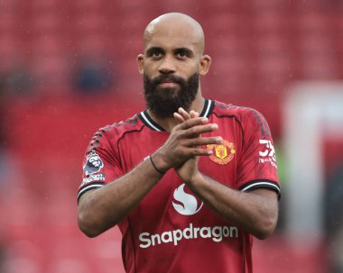 Manchester United takımından Bryan Mbeumo, 30 Ağustos 2025 tarihinde Manchester United 'ın Old Trafford, Manchester' da oynadığı Premier League maçında taraftarları alkışlıyor.