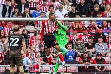 Sunderland 'dan Wilson Isidor ve Brentford' dan Caoimhin Kelleher 30 Ağustos 2025 'te İngiltere' nin Sunderland-Brentford Stadyumu 'nda oynanan Premier League karşılaşmasında yüksek top mücadelesi verdiler.