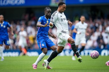 Fulham 'dan Kenny Tete, Chelsea Premier Lig karşılaşmasında Chelsea' ye karşı Stamford Bridge, Londra 'da 30 Ağustos 2025' te oynanan Premier League karşılaşmasında Chelsea 'li Tyrique George' un baskısı altında pas attı.