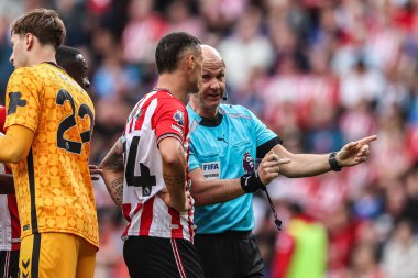 Hakem Anthony Taylor, 30 Ağustos 2025 'te İngiltere' nin Sunderland kentinde oynanan Premier Lig karşılaşmasında GranitXhaka 'ya talimat verdi.