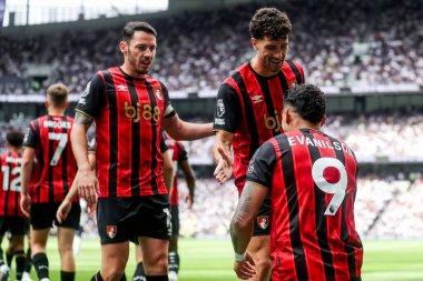 AFC Bournemouth takımından Evanlison, 30 Ağustos 2025 'te Tottenham Hotnemouth' a karşı oynanan Premier Lig maçında takım arkadaşlarıyla yaptığı maçı 0-1 kazanarak kutluyor.