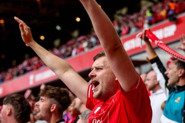 Taraftarlar, İngiltere 'nin Nottingham City Ground kentinde oynanan Premier League maçı öncesinde Nottingham Forest - West Ham United maçından önce Kintyre Mull şarkısını söylüyorlar.