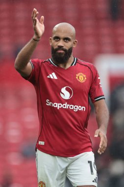 Manchester United takımından Bryan Mbeumo 30 Ağustos 2025 'te Old Trafford, Manchester, İngiltere' de oynanan Premier League maçında taraftarlara el sallıyor.