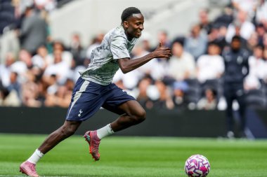 Tottenham Hotspur 'dan Pape Matar Sarr, Premier League karşılaşması öncesinde Tottenham Hotspur' a karşı Bournemouth Tottenham Hotspur Stadyumu 'nda 30 Ağustos 2025' te ısındı.
