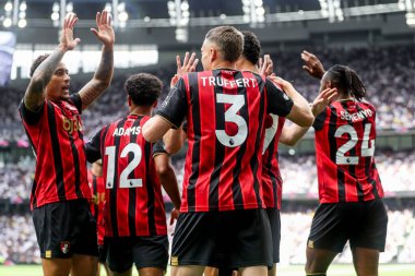 AFC Bournemouth takımından Evanlison, 30 Ağustos 2025 'te Tottenham Hotnemouth' a karşı oynanan Premier Lig maçında takım arkadaşlarıyla yaptığı maçı 0-1 kazanarak kutluyor.