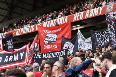Manchester United taraftarları, 30 Ağustos 2025 'te Manchester United ile Burnley arasında oynanan Premier League karşılaşmasında Stratford End' de bayrak sallıyor.