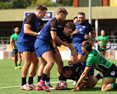 Kuzey Galler Haçlıları 'ndan Chris Barratt, 31 Ağustos 2025' te İngiltere 'de Stadyum CSM, Colwyn Körfezi' nde oynanan North Wales Crusaders - Keighley Cougars maçında denemesini kutluyor.