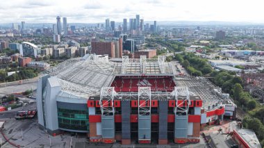Manchester United 'ın 30 Ağustos 2025' te Old Trafford, Manchester 'da oynadığı Premier League maçında arka planda Old Trafford ve Manchester şehrinin hava görüntüsü.