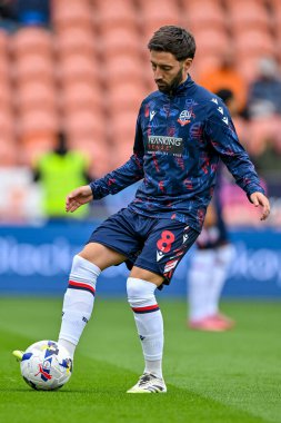 Bolton Wanderers takımının oyuncusu Josh Sheehan, 30 Ağustos 2025 'te Bloomfield Road, Blackpool' da Blackpool ve Bolton Wanderers maçında