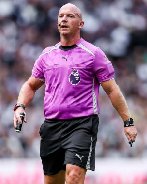Hakem Simon Hooper Premier Lig karşılaşmasında Tottenham Hotspur, Bournemouth 'a karşı Tottenham Hotspur Stadyumu, Londra, 30 Ağustos 2025