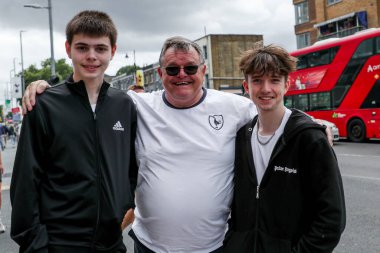 Tottenham Hotspur Stadyumu 'na Tottenham Hotspur, Tottenham Hotnemouth' a karşı 30 Ağustos 2025 'te oynanan Premier League maçı öncesinde taraftarlar geldi.