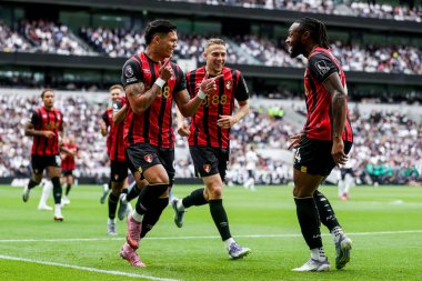 AFC Bournemouth takımından Evanlison, 30 Ağustos 2025 'te Tottenham Hotnemouth' a karşı oynanan Premier Lig maçında takım arkadaşlarıyla yaptığı maçı 0-1 kazanarak kutluyor.