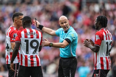 Hakem Anthony Taylor, 30 Ağustos 2025 'te İngiltere' nin Sunderland şehrinde oynanan Premier League maçında Sunderland, Brentford 'a karşı oynadığı maçta sahada hentbol oynamak için sahada öne geçmelerini istiyor.