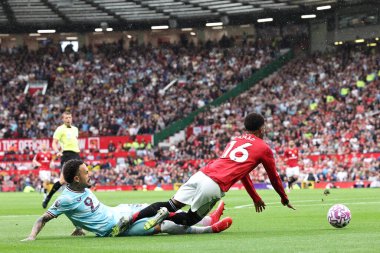 Hakem Samuel Barrott, Burnly 'li Quilindschy Hartman' ın 30 Ağustos 2025 'te Old Trafford, Manchester, Birleşik Krallık' ta Manchester United 'a karşı oynadığı Premier Lig maçında attığı penaltıdan sonra United penaltıyı sallıyor.
