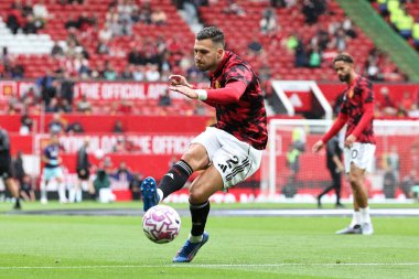 Manchester United takımından Diogo Dalot Premier League maçında Manchester United ile Old Trafford, Manchester, İngiltere 'de oynanan 30 Ağustos 2025 karşılaşmasında ısınma turunda