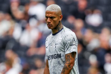 Tottenham Hotspur 'dan Richarlison, Premier League maçından önce Tottenham Hotspur' a karşı Bournemouth Tottenham Hotspur Stadyumu 'nda 30 Ağustos 2025' te ısındı.