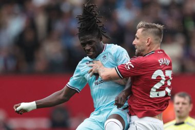 Burnley 'den Loum Tchaouna ve Manchester United Premier League maçında topu almak için 30 Ağustos 2025 tarihinde Old Trafford, Manchester, İngiltere' de Manchester United 'a karşı mücadele etti.