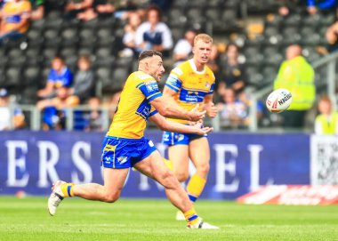 Leeds Rhinos takımından Jake Connor, 30 Ağustos 2025 'te MKM Stadyumu' nda oynanan 24. Betfred Süper Lig karşılaşmasında pas veriyor.