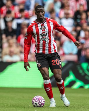 Sunderland 'dan Nordi Mukiele, 30 Ağustos 2025' te İngiltere 'nin Sunderland kentinde oynanan Premier League karşılaşmasında topu kırıyor.