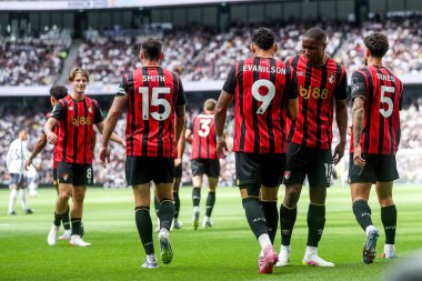 AFC Bournemouth takımından Evanlison, 30 Ağustos 2025 'te Tottenham Hotnemouth' a karşı oynanan Premier Lig maçında takım arkadaşlarıyla yaptığı maçı 0-1 kazanarak kutluyor.