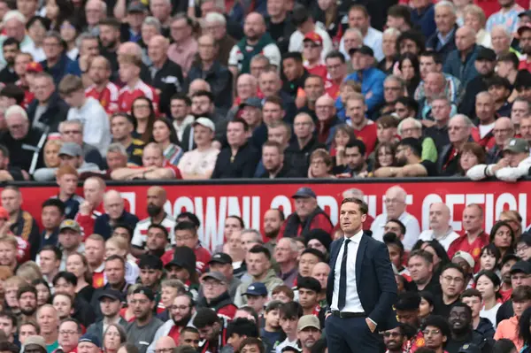 Burnley 'nin Scott Parker teknik direktörü 30 Ağustos 2025' te Old Trafford, Manchester, İngiltere 'de oynanan Premier League maçında Manchester United-Burnley maçına bakıyor.