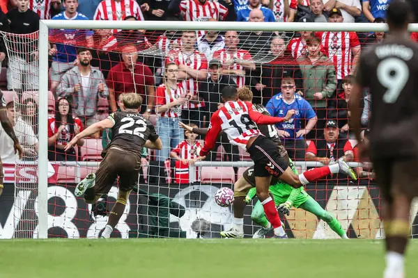 Sunderland 'dan Wilson Isidor, 30 Ağustos 2025' te İngiltere 'nin başkenti Sunderland' da oynanan Premier League karşılaşmasında Sunderland-Brentford maçında 2-1 berabere kaldı.