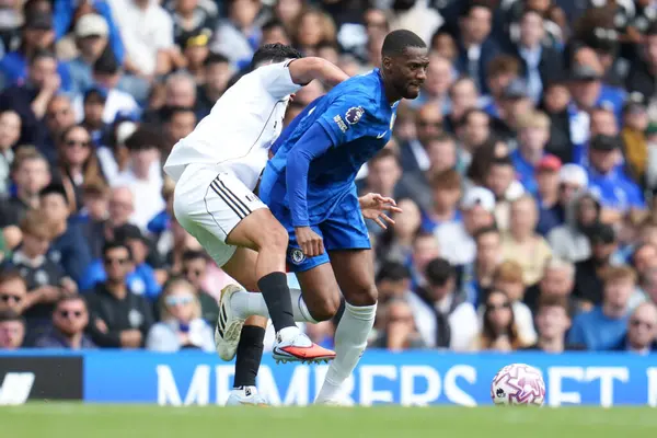 Fulham 'dan Ral Jimnez 30 Ağustos 2025' te Londra 'daki Stamford Köprüsü' nde Chelsea ile Fulham arasındaki Premier League maçında Chelsea 'li Tosin Adarabioyo' ya meydan okumaya çalışıyor.