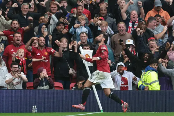 Manchester United takımından Bruno Fernandes 30 Ağustos 2025 'te Old Trafford, Manchester, İngiltere' de oynanan Premier League maçında 3-2 'lik galibiyet golünü kutluyor.